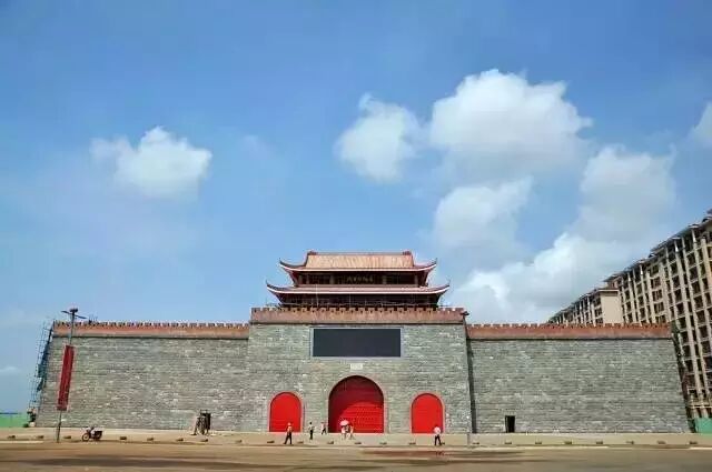 走进雷州茂德公古城,走在古城的大街小巷上,踏着一千多年的历史,仿佛