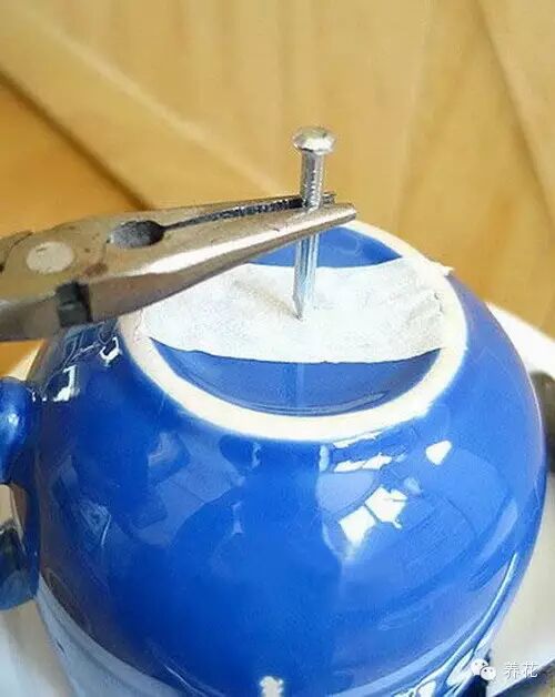 用此办法,甚至可以用来给陶瓷碗打孔,还有玻璃杯也是可以的呢 来源