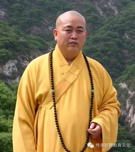 一日傍晚,释清净在山中散步,迎面走来一个肥头大耳的和尚.