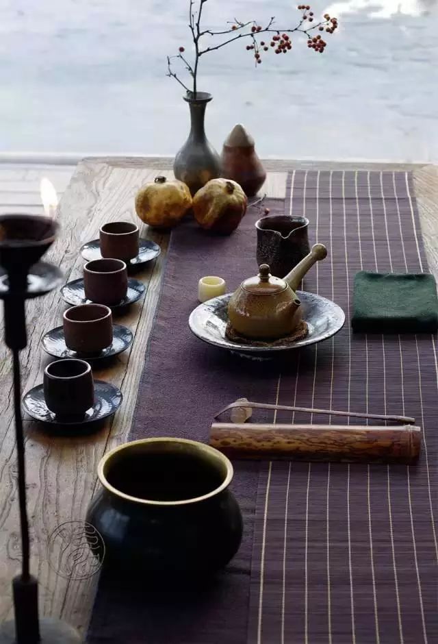 廣義茶席包括由庭院,茶室,音樂,字畫,香,花,茶等綜合元素組成的茶席