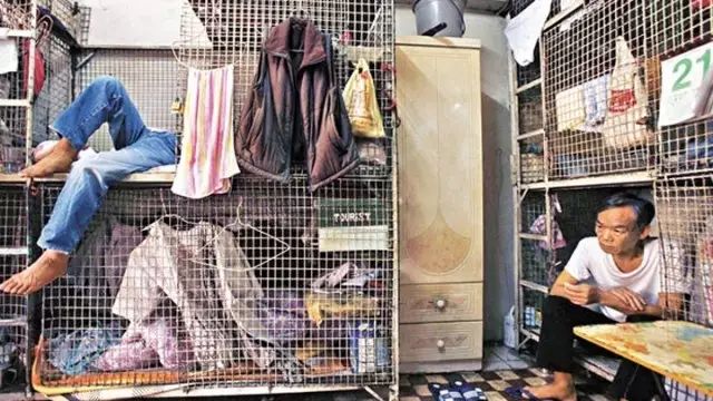 劏房虽小但好歹还有独立空间,还有更差的木板隔间房,笼屋房!