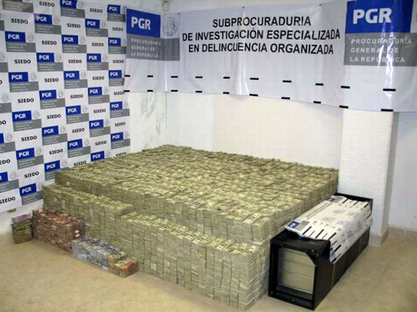 国际新闻墨西哥一毒枭家被抄20亿美金摆一地看呆了