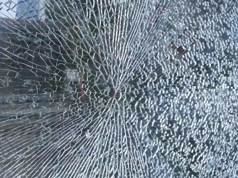 钢化玻璃自爆谁之过,定时炸弹惹人愁