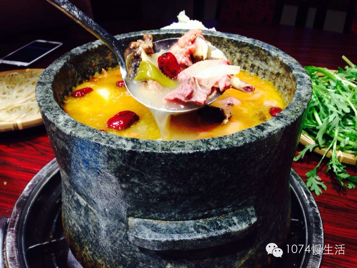 墨脱石锅鸡远道而来的藏地美食