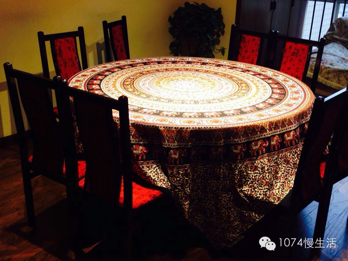 只有两个包间,一天只能接待四桌,所以,这家私房会所的装修也充满藏式