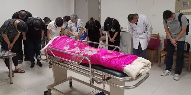 与病魔抗争33年的袖珍男孩去世了