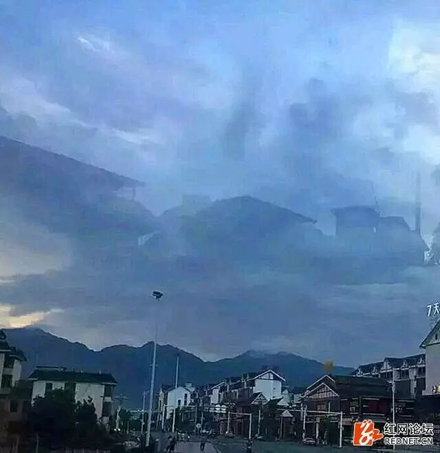 海市蜃楼是一种因为光的折射和全反射形成的现象,也简称蜃景,是地球上