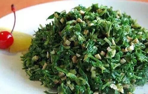 水份; 6,切成末; 7,加点盐,将马兰头和胡萝卜香干拌在一起,放在小碗中