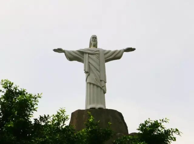 巨型耶稣像高38米,重1145吨 张开双手的宽度为23米 耶稣基督身着长袍