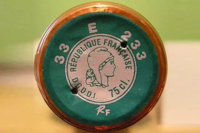 葡萄酒瓶的小孔，是干嘛的？