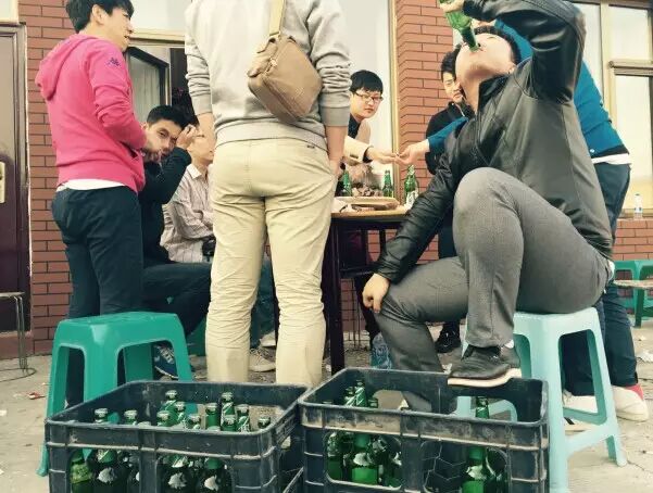 随时可能"老子"明天不上班 随处可以坐下来喝瓶啤酒撸个串 有人说