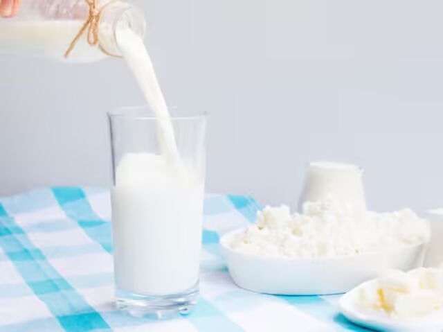 b4d4a9b721a8b13ab17f929d73fb6116_milk-yogurt-cottage-cheese_23-2148211381_ga=GA1.1.45193727.1777432058&semt=ais_test_b&w=740&q=80.jpg