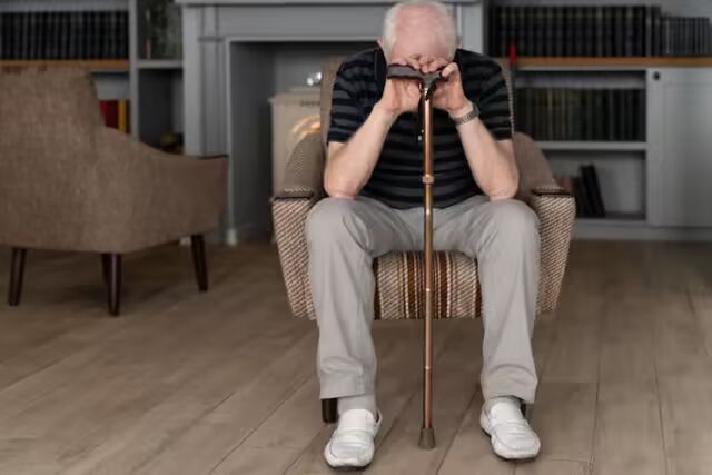 8318299b31313f01c850701ddfbce6fd_senior-man-confronting-alzheimer-disease_23-2149043773_ga=GA1.1.45193727.1777432058&semt=ais_hybrid&w=740&q=80.jpg