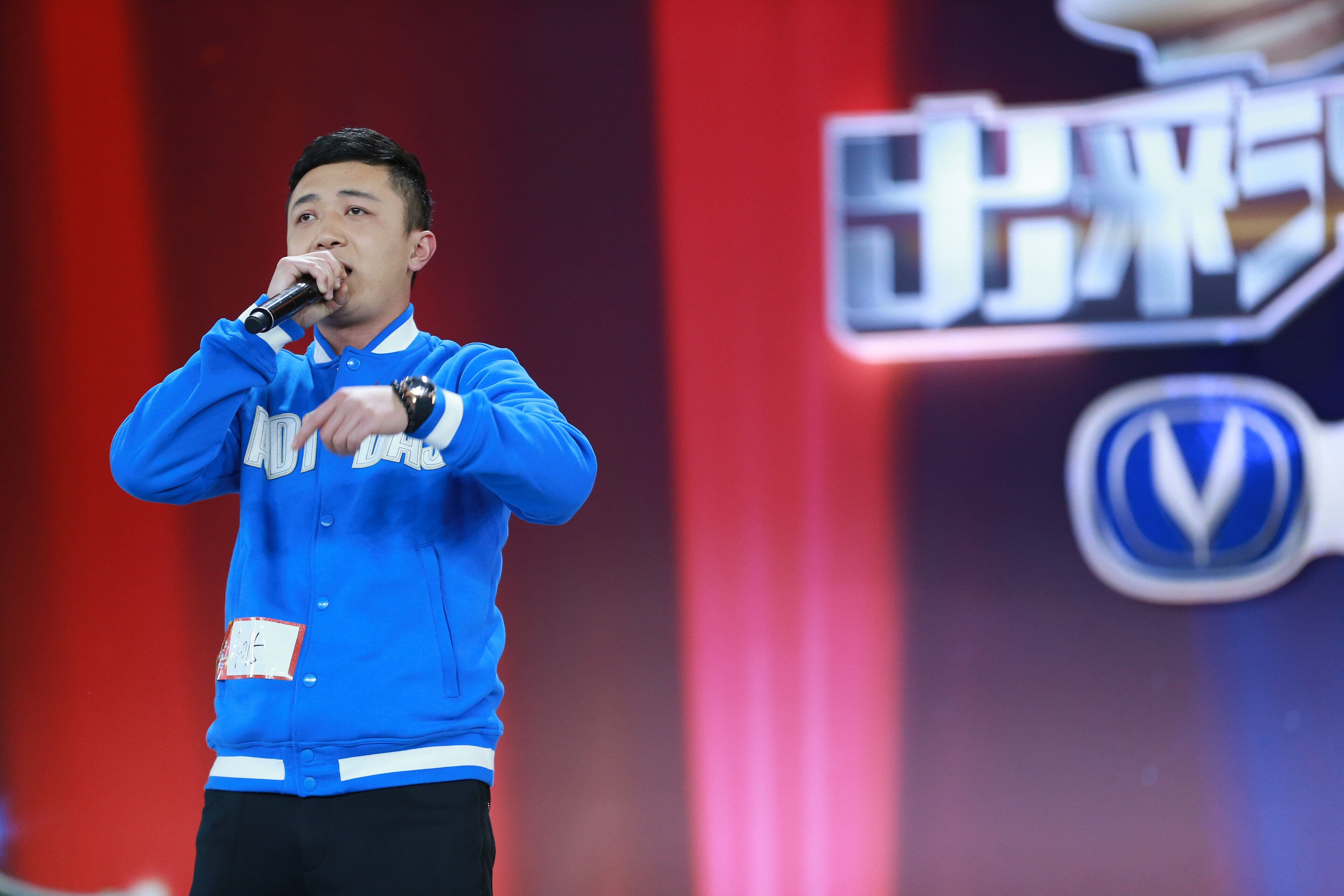 出彩中国人活体道具秀上演