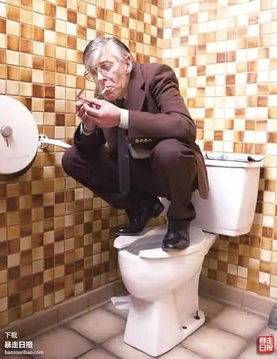你是蹲在马桶上拉屎的吗