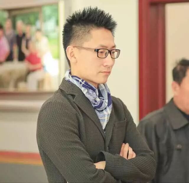 常贺唐草饮品创始人24岁虎嗅君与常贺第一次约见,是在虎嗅办公室楼下