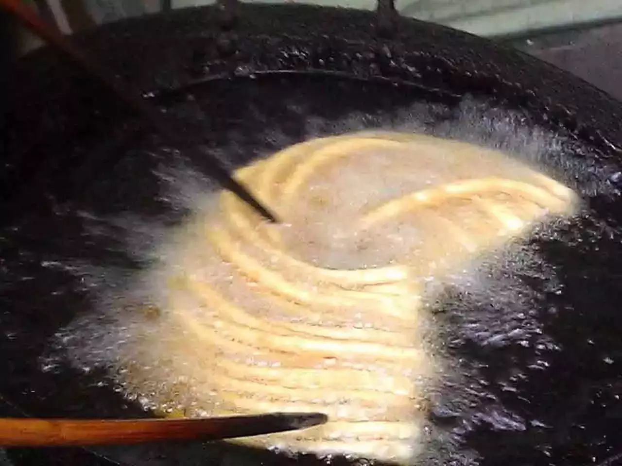 炸制油馓子的全过程