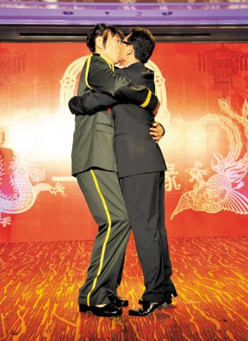 公众号文章 >> 正文 2012年12月1日,唐功红与丈夫孙爱民在威海结婚