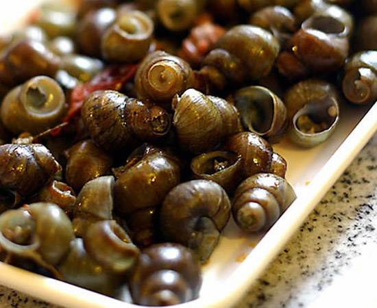 有位"嗍螺王"以1分钟嗍28颗的成绩问鼎大赛的冠军, 还被主持人评价为"