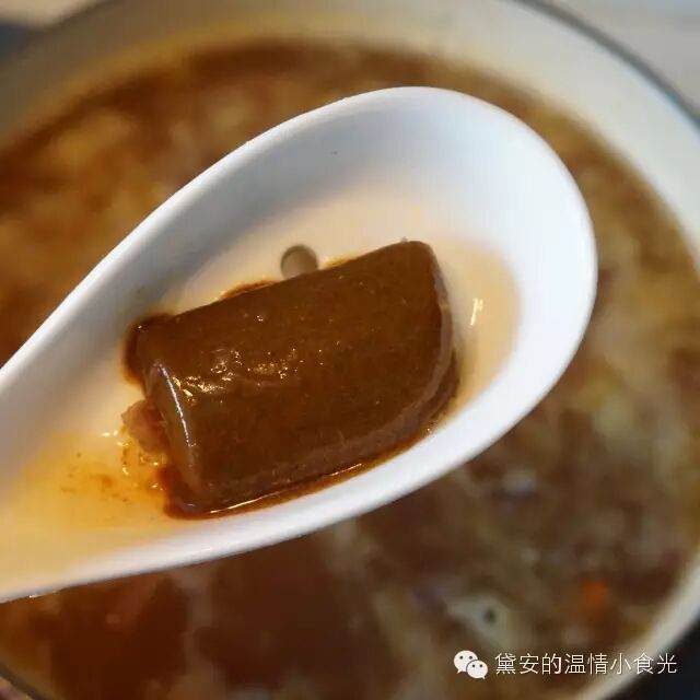 4. 市售咖喱块 倒入清水至七分满,3小块咖喱慢慢融化其中