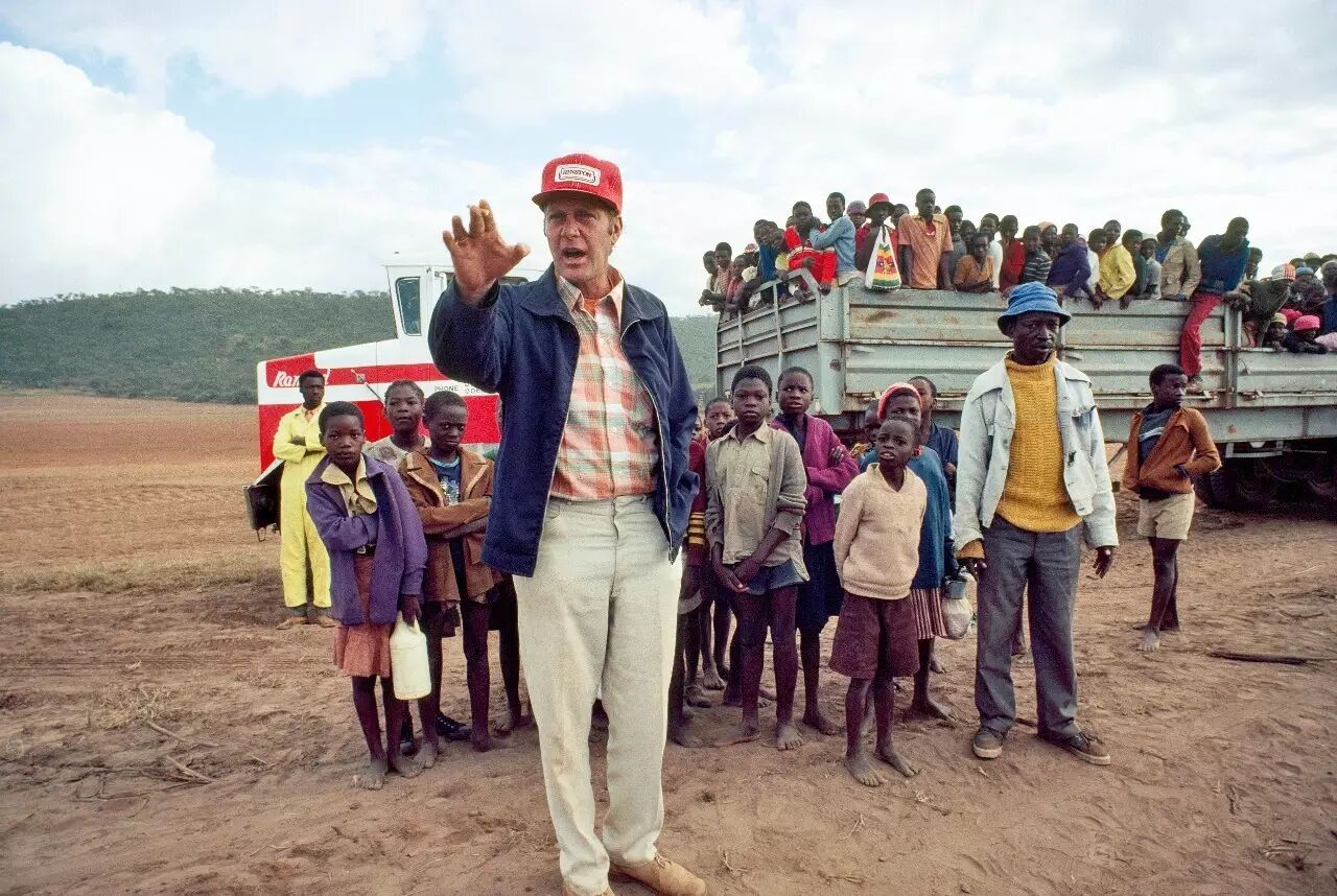 津巴布韦一名白人农场主雇用了600名工人摘花生,其中不乏童工(摄于