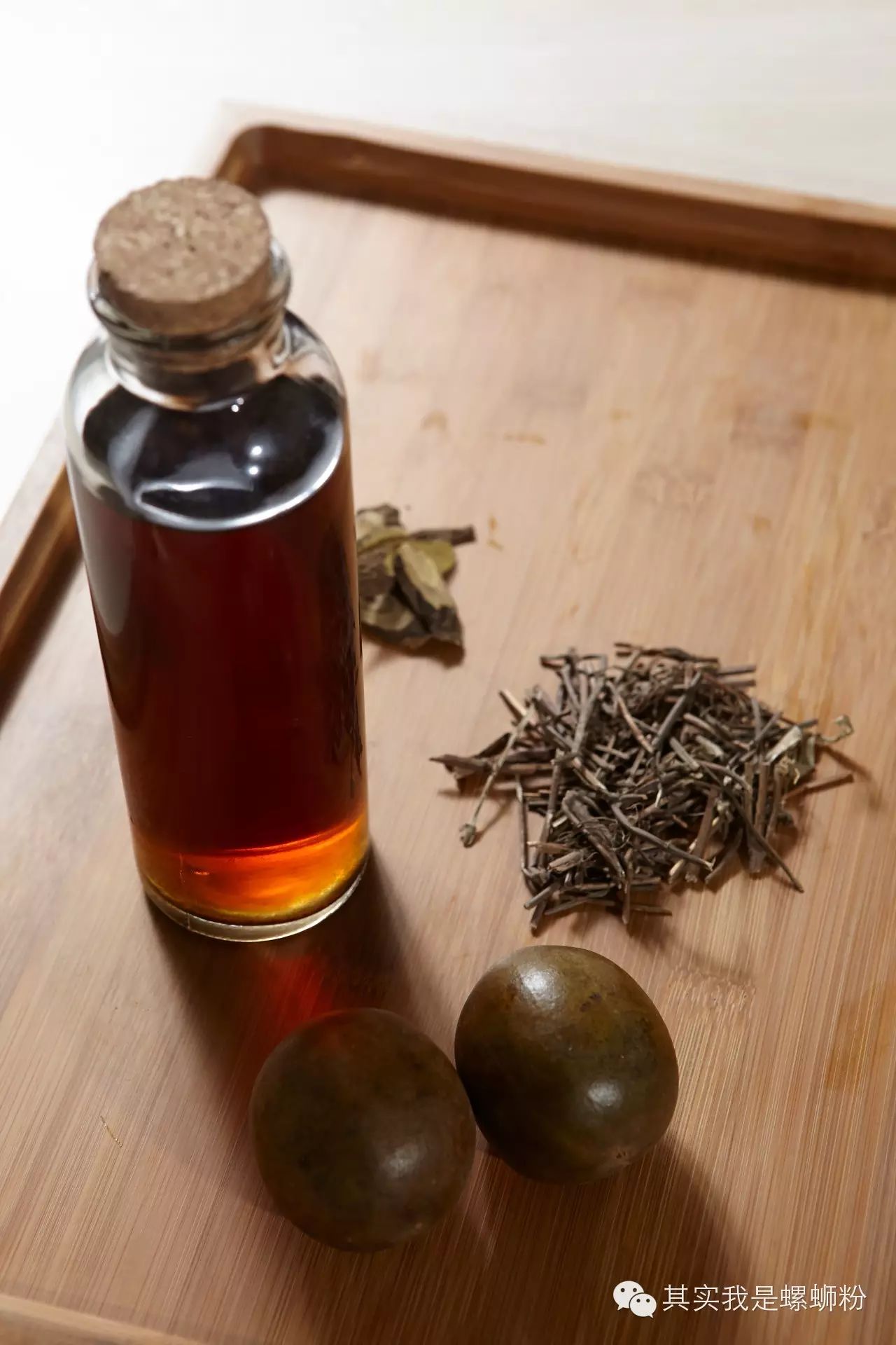 小店自制的罗汉果凉茶,可以润肺去咳,店主已经备好足量的自制罗汉果茶