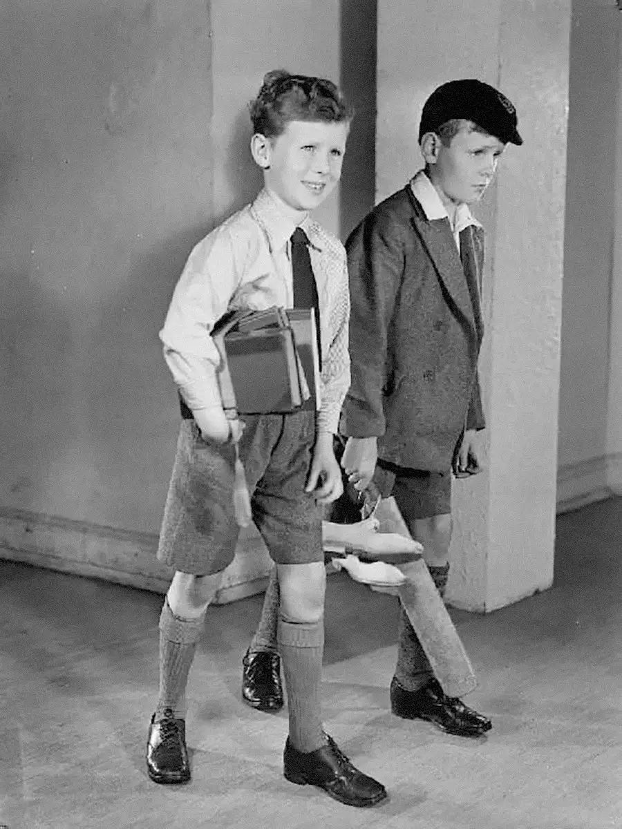 随着百慕 大短裤在英国军队中的流行,这一制式服装也被沿用到了校服中