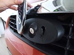 虽然听起来有点累，但他们觉得，有锁似乎更能保证安全，这样就不会忘记关引擎盖啦！