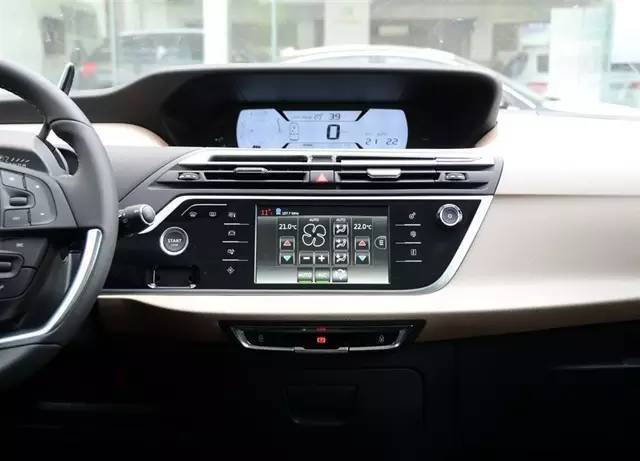 这就很尴尬了，方向盘那里突然变得空空的，是不是有点不习惯？