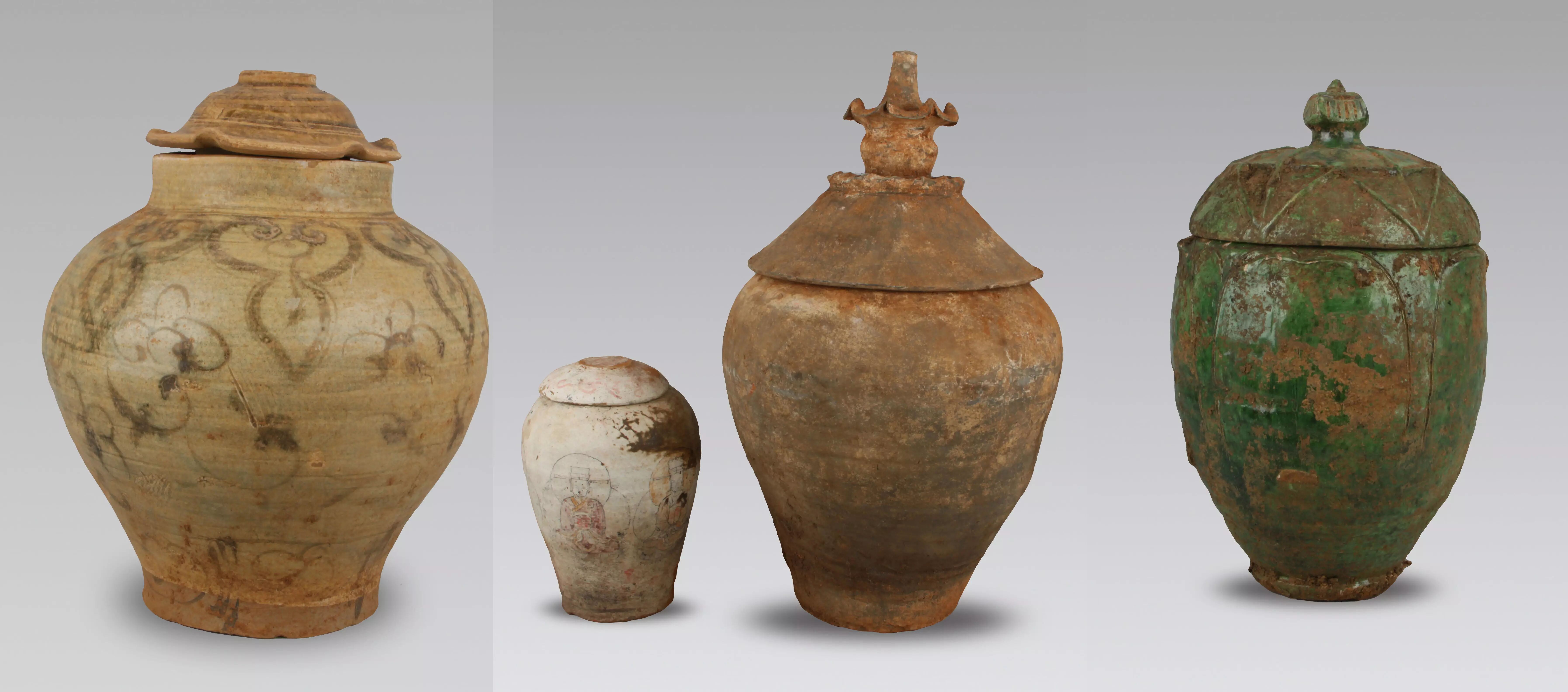 作为葬具的骨灰罐形式多样.