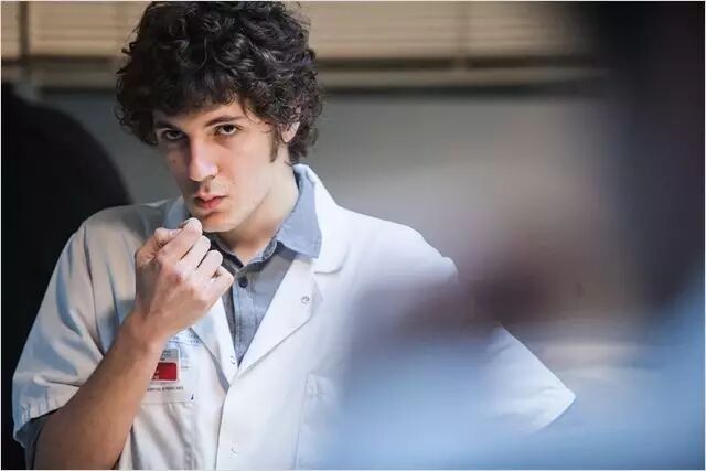 这位年轻的演员叫做文森特·拉科斯特,93年生.