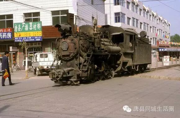 火车站的门口,有一倒着的l形状的粗管子,那是给蒸汽机火车头加水用的