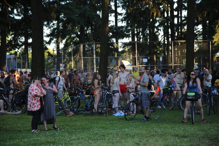 上万名赤身裸体的骑手聚集在美国portland(波特兰)的 mt