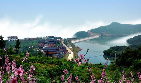 春日里的永安高山上很是迷人,鸟语花香,草木缤纷,永安水库清澈倒映着