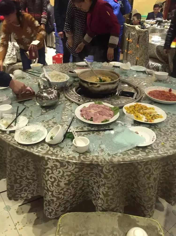 武宣一家人在某豬肚雞飯店吃飯時桌子竟突然爆炸!