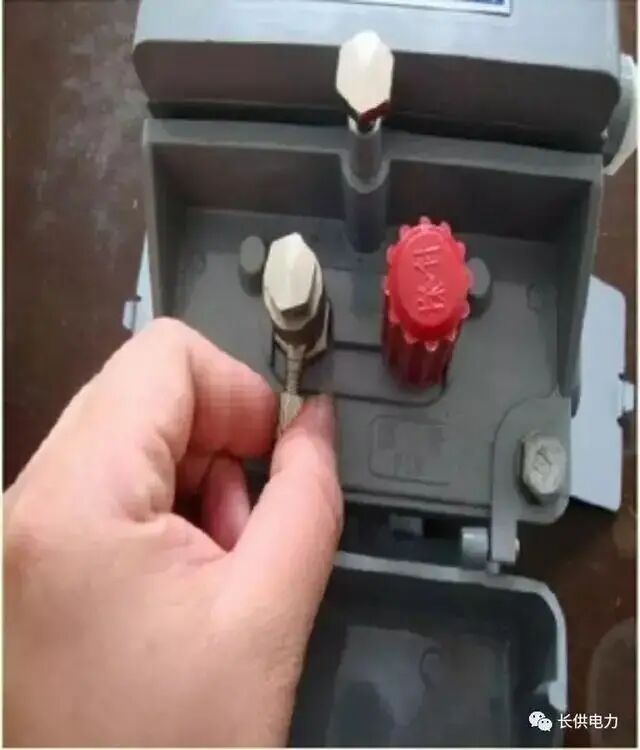 主变本体瓦斯继电器取气方法，看这个就够了！的图19