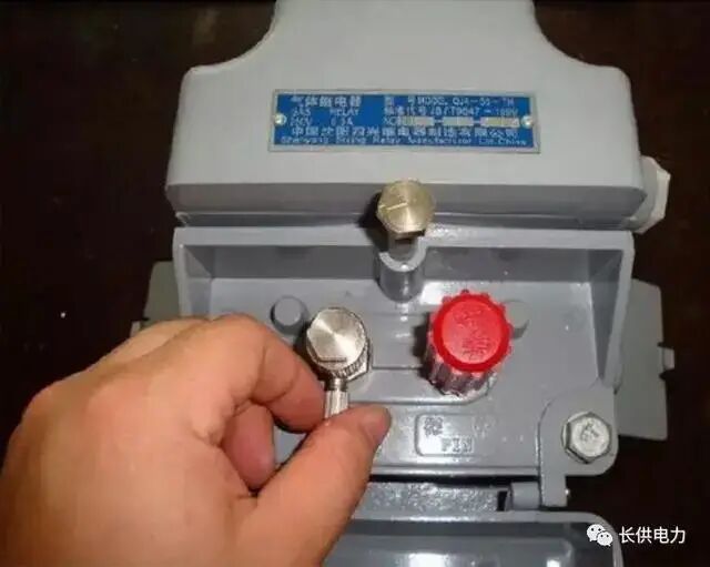 主变本体瓦斯继电器取气方法，看这个就够了！的图5