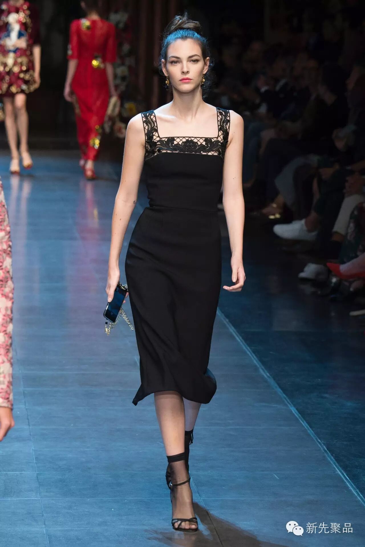 ",将所有能代表意大利的物品都化作图案融入了服装设计中,如贡多拉,古