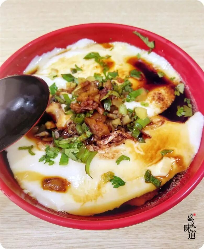 这里的豆腐脑有点偏南方的口味,南方叫做豆腐花,这个和豆腐煎包可是