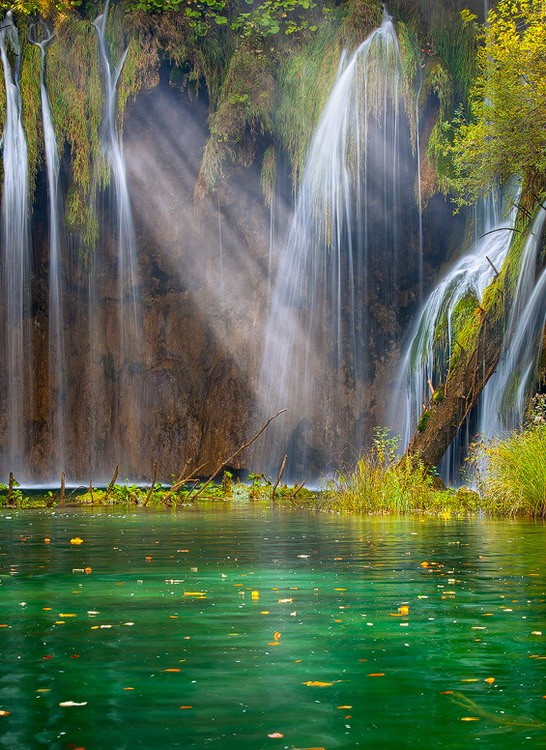 瀑布图如绘悬流势不平