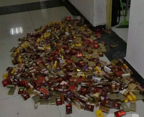 一媳妇把丈夫4年抽的烟盒放在一起后，发现了一个惊人的秘密！