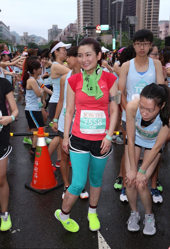 新闻晨报 | 最美|selina素颜参加马拉松赛,勇敢露伤疤感动网友--新闻