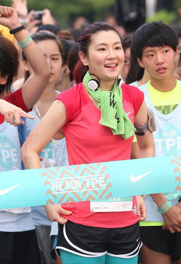新闻晨报 | 最美|selina素颜参加马拉松赛,勇敢露伤疤感动网友--新闻