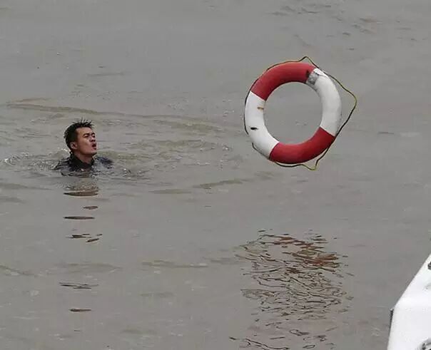 【沉船追踪】他将呼吸器让给遇险者,自己屏气到流血,这才是真男神!