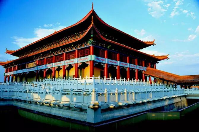 韶关南华寺:禅宗六祖惠能真身所在,所谓真身,即在尸骨未僵硬时,将骨架