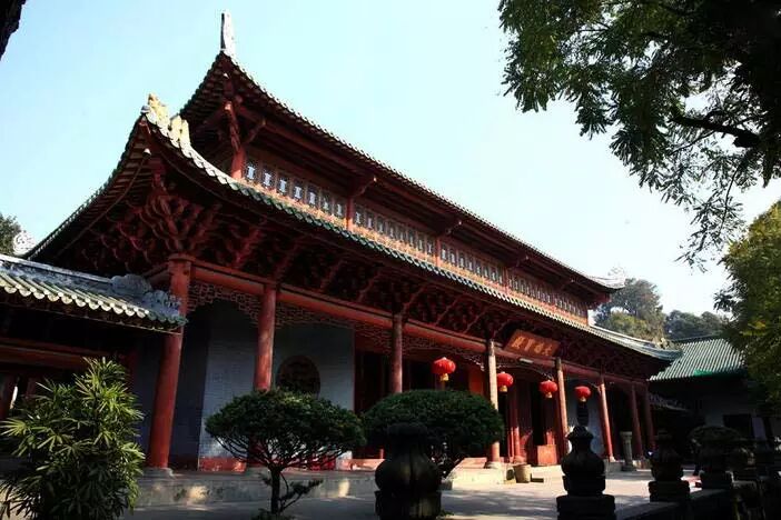 韶关南华寺:禅宗六祖惠能真身所在,所谓真身,即在尸骨未僵硬时,将骨架