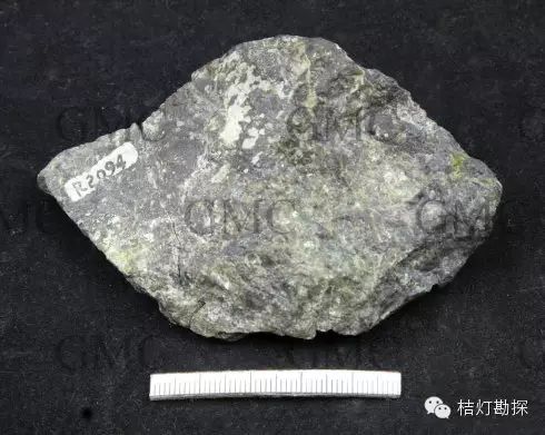 中文名称:玄武岩 英文名称:basalt 特征描述:灰黑色;斑状结构;杏仁