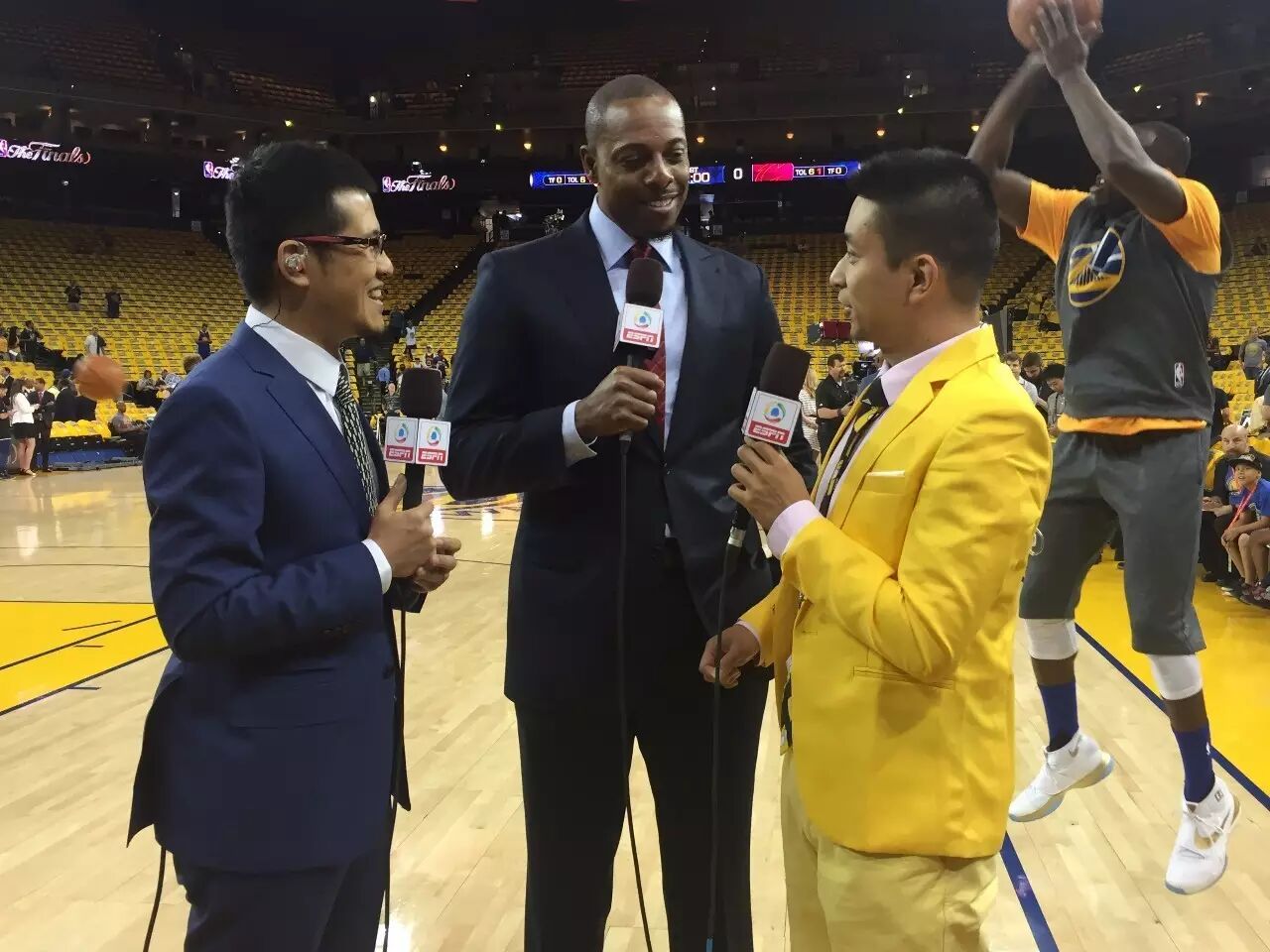 这是第六场之前,在克里夫兰的一个午后,在我们住的酒店门口,腾讯的