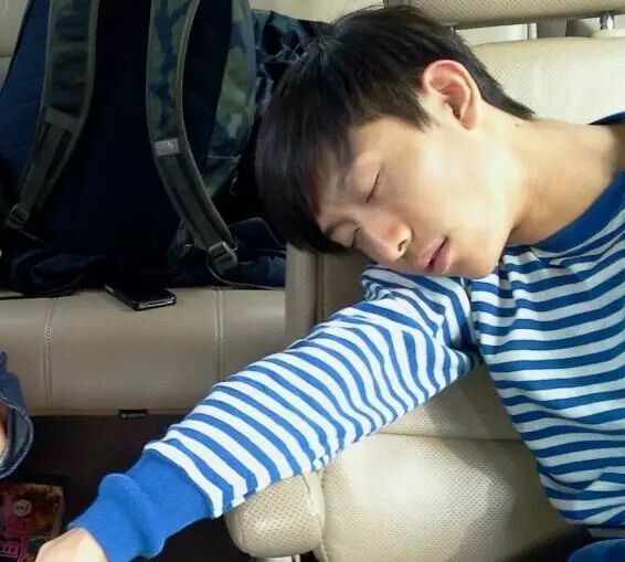 北京伴娘礼服价格联盟,张一山 随便一"瘫"就上热搜?