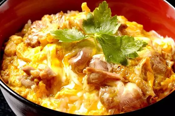 亲子丼(oya ko donburi),也就是我们熟悉的日式【滑蛋鸡肉盖饭】.